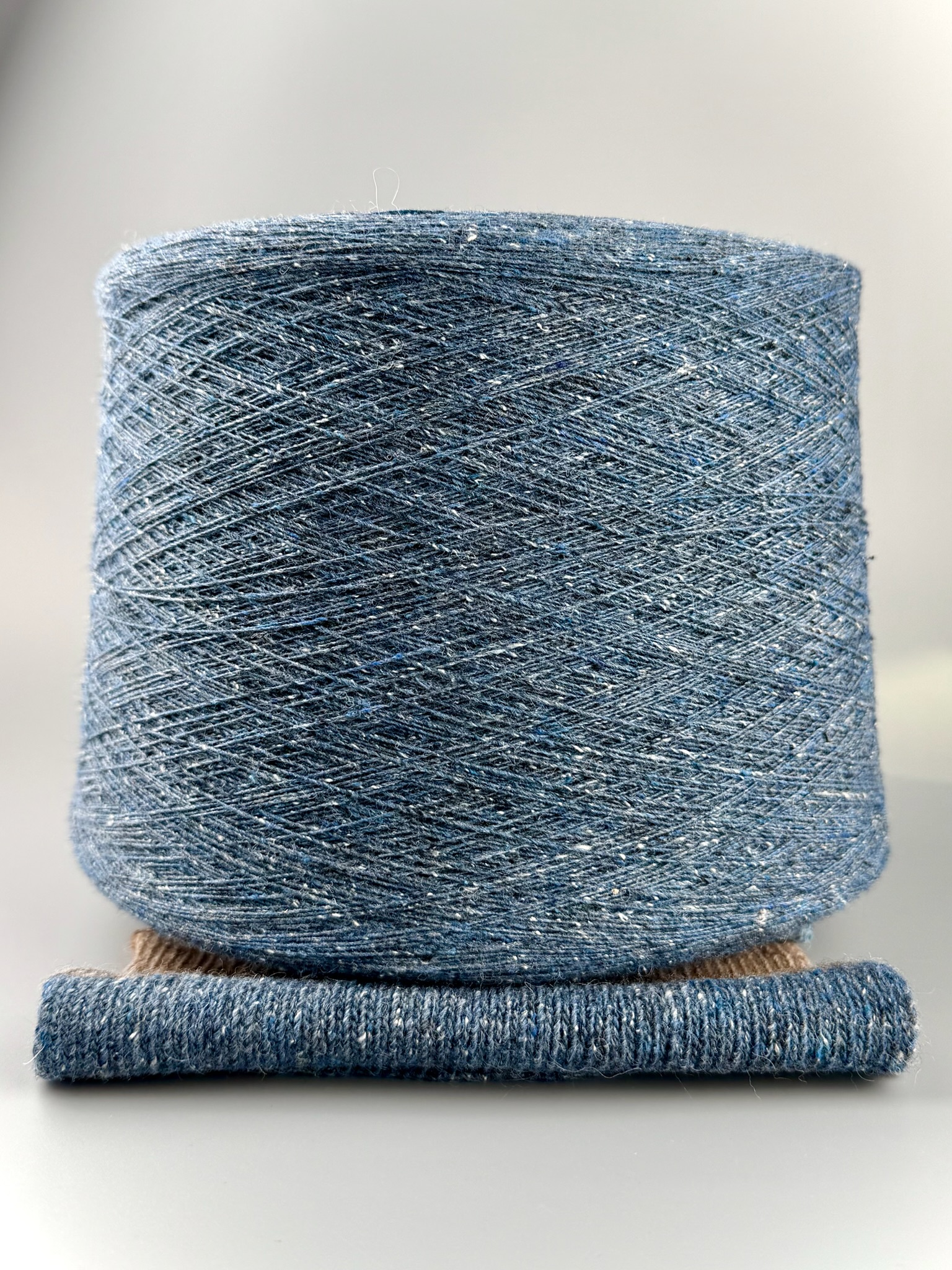 Zimpfer Wolle Selezione Art. Cardiff Tweed Nm 1/10500 – Merino Seide Garn col. Dunkles Jeansblau foto 2